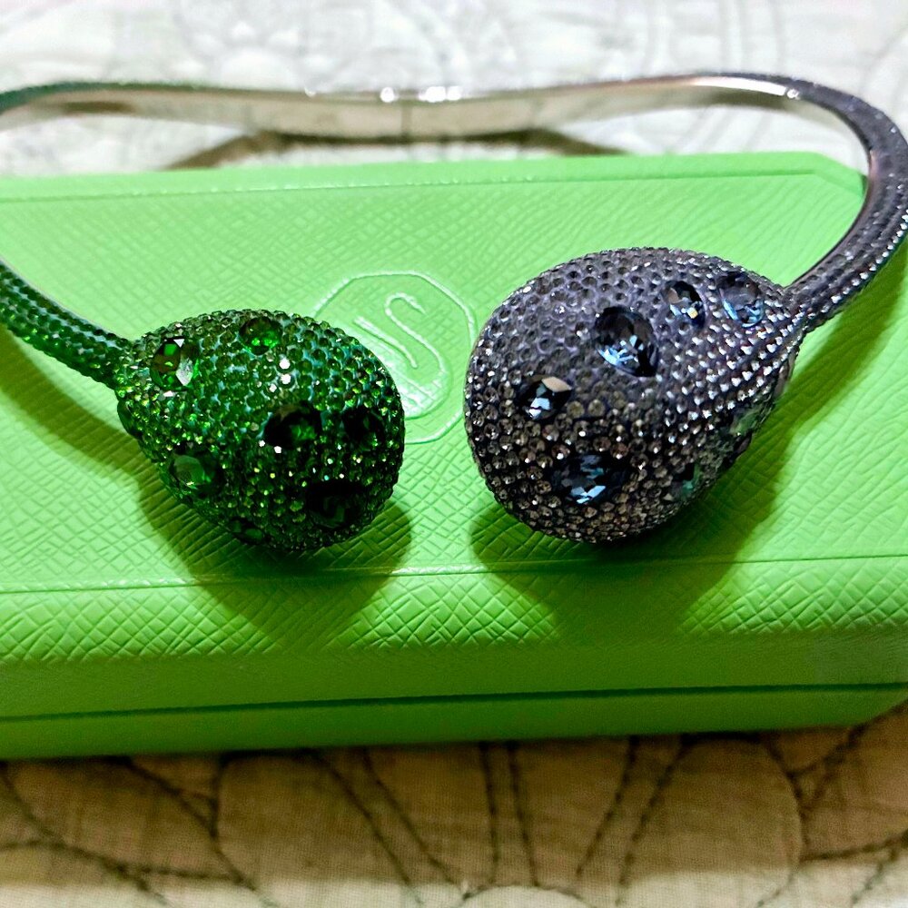 Very rare Atelier Moeselle chocker collectible piece.